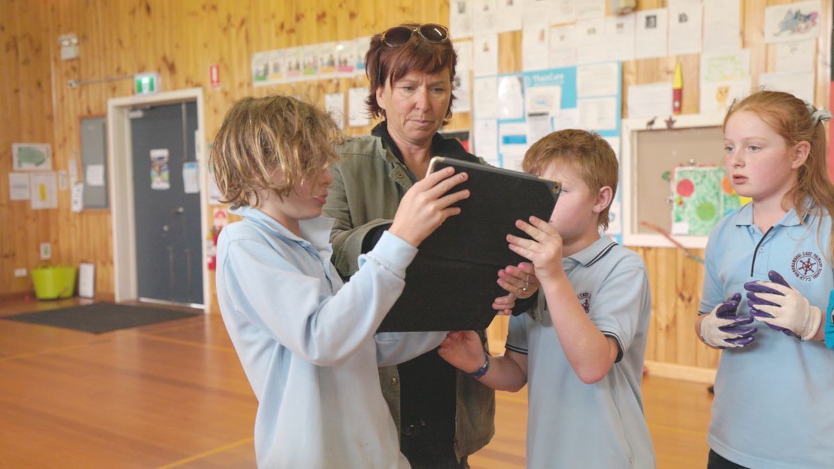 School kids using the Litter Stopper App