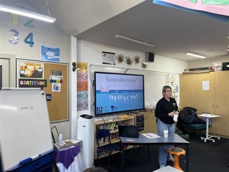 Nicole from Ecolinc teaching the students about sustainable fishing.
